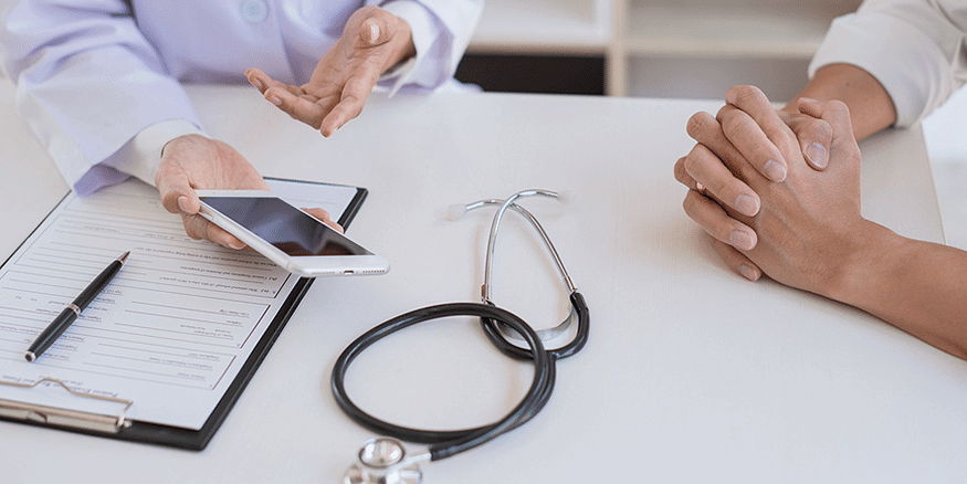 Consulta médica profesional en centro de longevidad